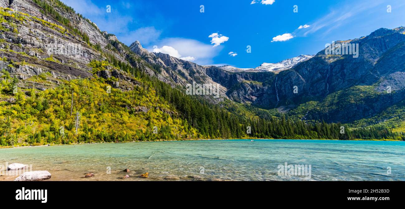 Schneebedeckter Himmel Gipfel über dem klaren Wasser des Avalanche Lake, Glacier National Park, Montana, USA Stockfoto