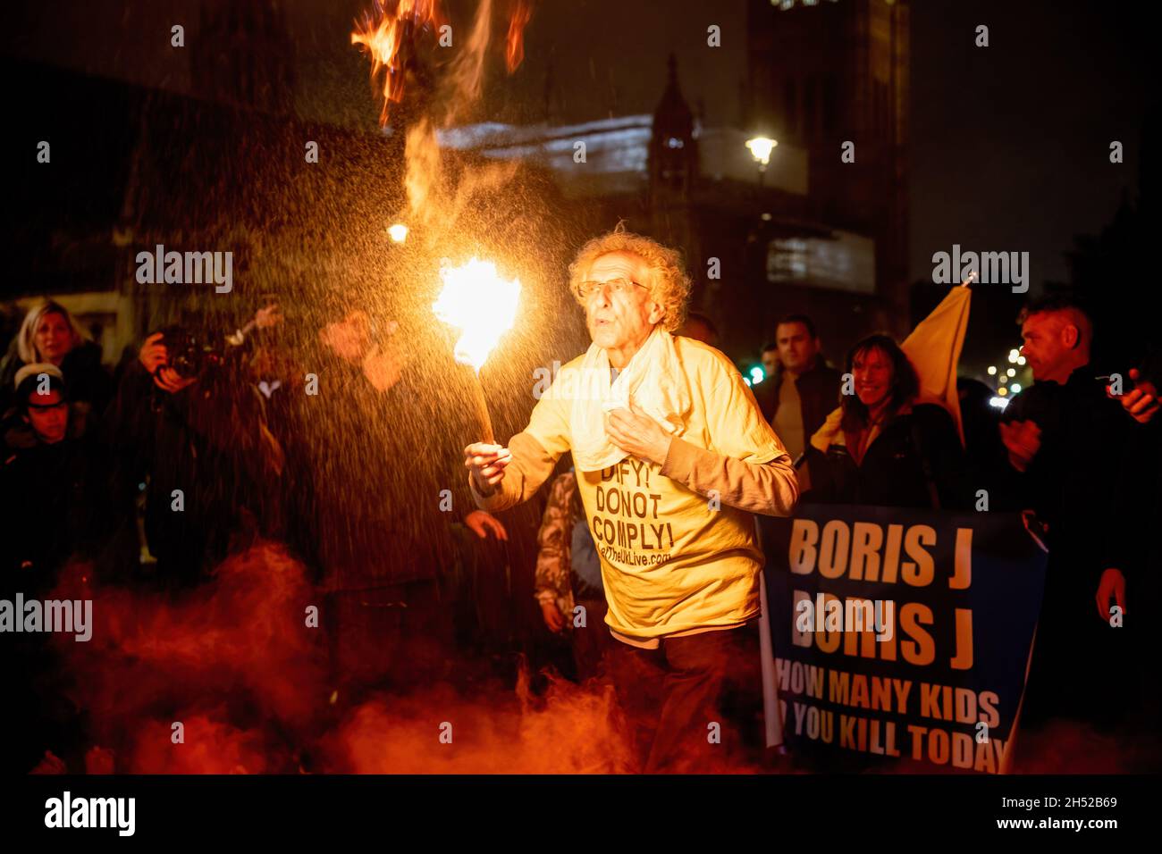 London, Großbritannien. November 2021. Piers Corbyn versucht während des Protestes, die Feueratmung zu demonstrieren.Demonstranten versammelten sich am Trafalgar Square zum jährlichen Million Mask March. Die jährliche Demonstration wurde zum ersten Mal von der haktivistischen Gruppe Anonymous am Guys Fawkes Day im Jahr 2012 aufgerufen. (Foto von Hesther Ng/SOPA Images/Sipa USA) Quelle: SIPA USA/Alamy Live News Stockfoto