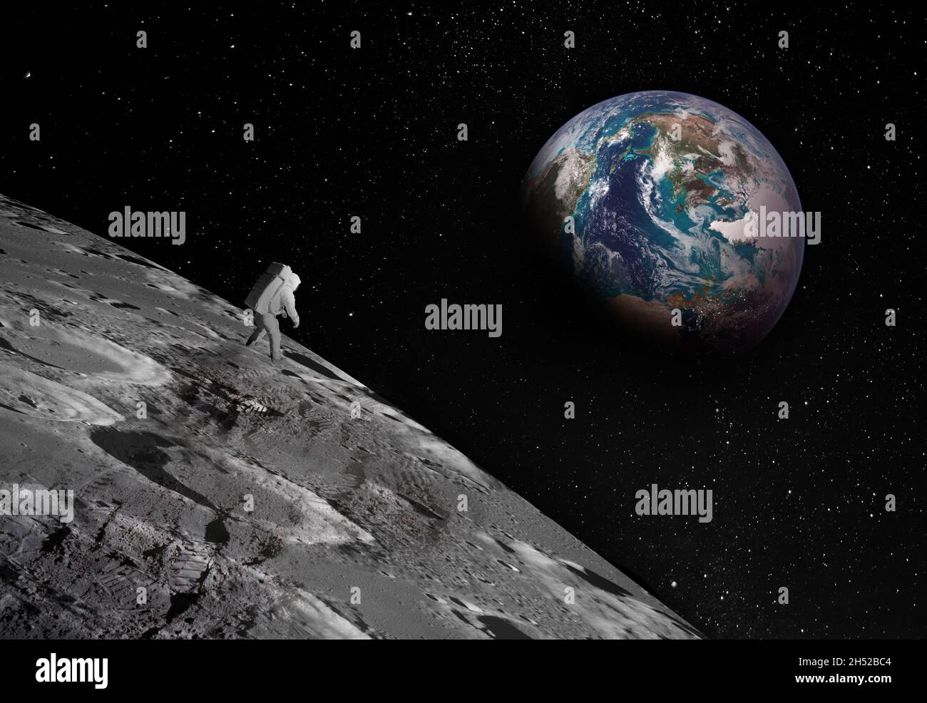 Kleine Astronautenfigur, deutlich sichtbar auf der Oberfläche des Mondes, blickt auf die ferne Erde in den Himmel. Fußabdrücke bestätigen das Vorhandensein eines p Stockfoto