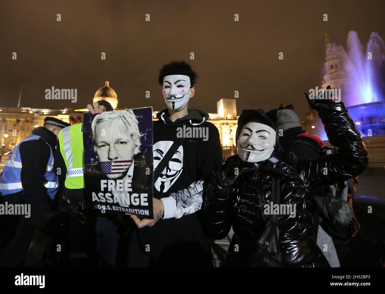 London, England, Großbritannien. November 2021. Pro-Demonstranten von Julian Assange halten während des Millionen-Maske-Marsches in London Schilder. (Bild: © Tayfun Salci/ZUMA Press Wire) Bild: ZUMA Press, Inc./Alamy Live News Stockfoto