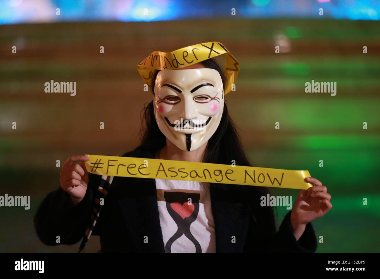 London, England, Großbritannien. November 2021. Pro-Demonstranten von Julian Assange halten während des Millionen-Maske-Marsches in London Schilder. (Bild: © Tayfun Salci/ZUMA Press Wire) Bild: ZUMA Press, Inc./Alamy Live News Stockfoto