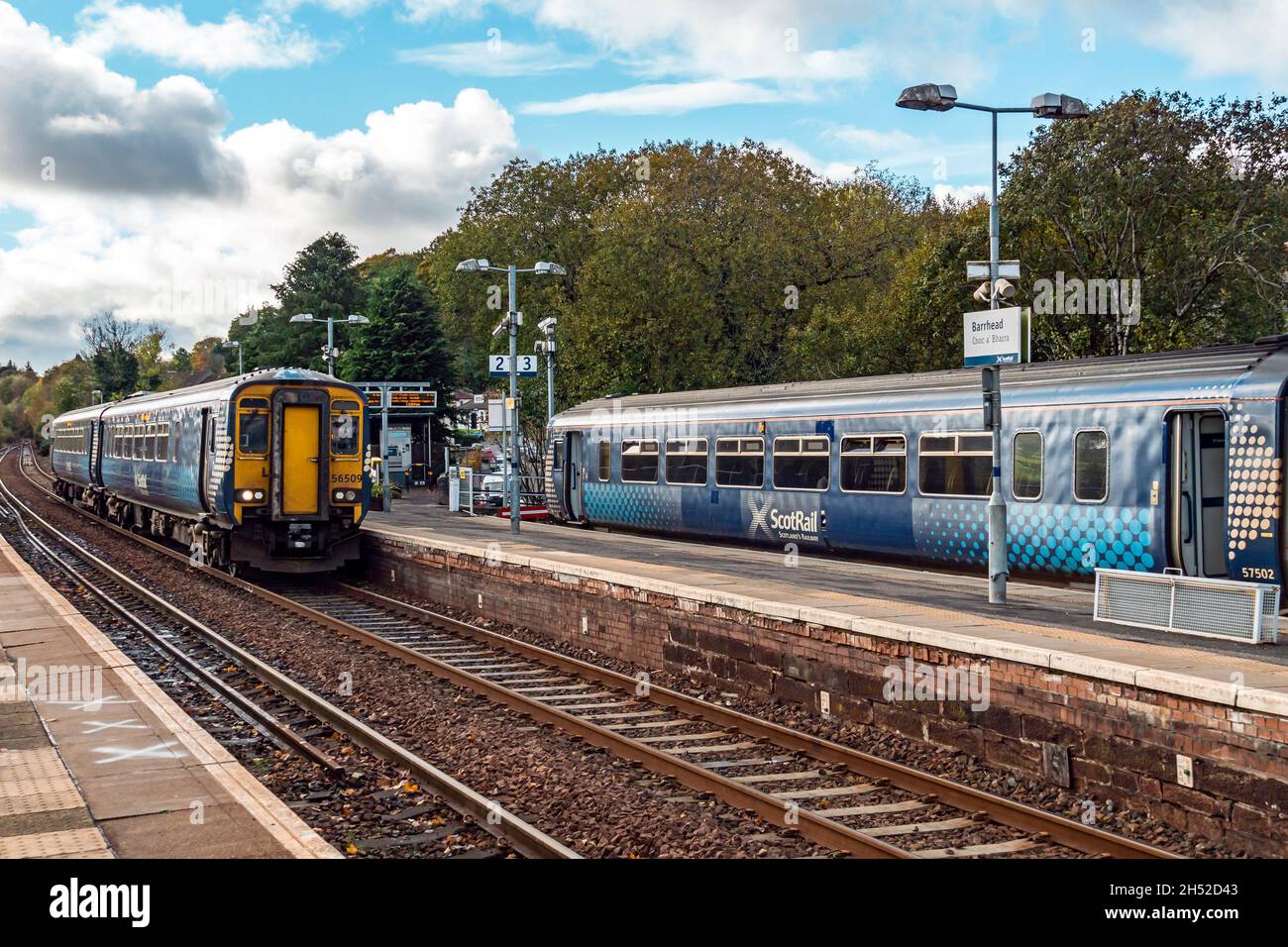 1325 Scotrail Class 156 DMU links und 1327 Class 156 in der Bucht am Barrhead Railway Station in Barrhead für Glasgow Central Station Schottland UK Stockfoto