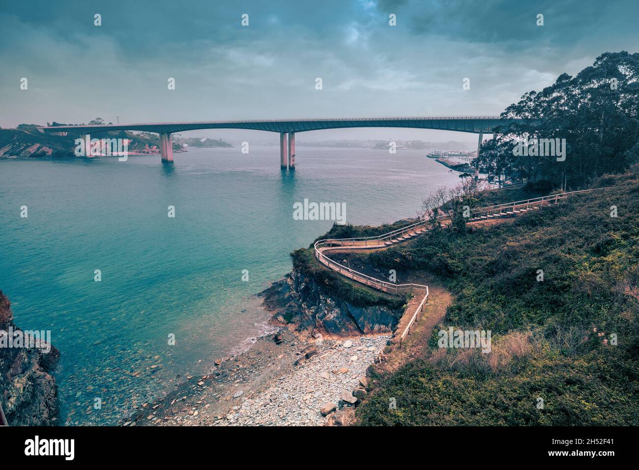 Puente de Los Santos. Die Brücke verbindet Asturien und Galizien. Blick von O Cargadoiro auf Ribadeo, Spanien Stockfoto