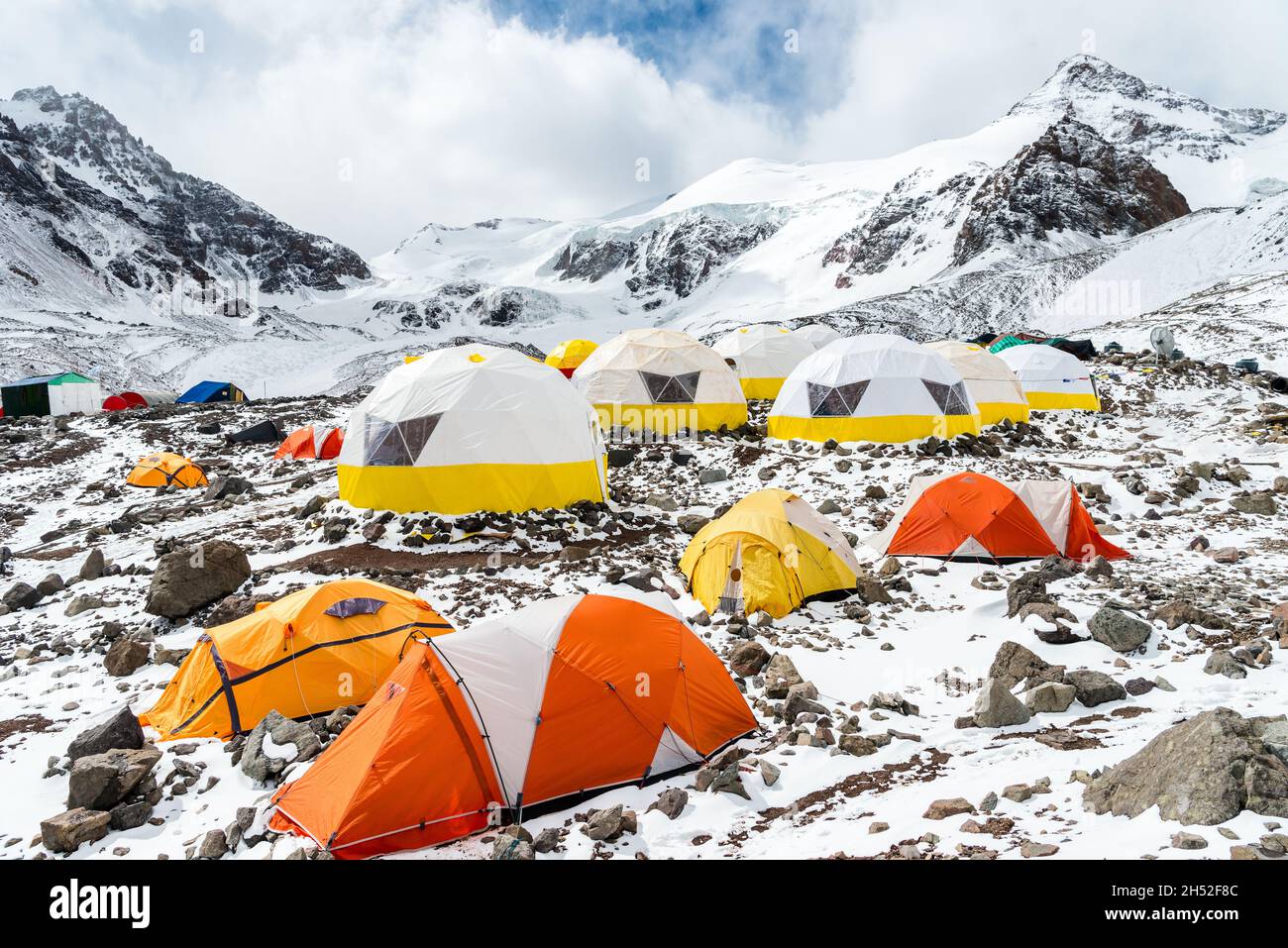 Bunte Kletterzelte im Aconcagua Basislager nach Schneesturm im Dezember - Aconcagua Provincial Park, Mendoza, Argentinien Stockfoto
