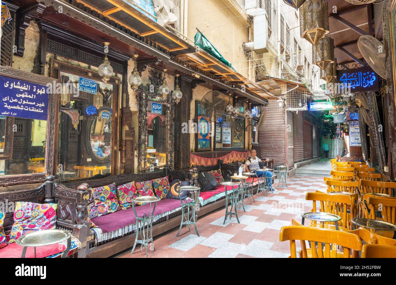 Kairo, Ägypten - September 25 2021: Altes berühmtes Kaffeehaus, El Fishawi, gelegen im historischen Mamluk Ära Khan al-Khalili berühmten Basar und Souk Stockfoto
