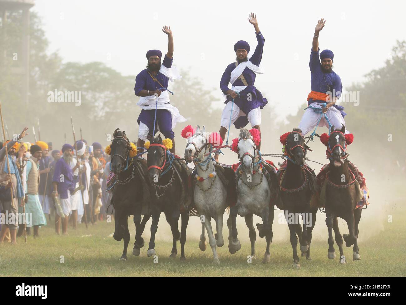 Amritsar, Amritsar des nördlichen indischen Bundesstaates Punjab. November 2021. Das am 5. November 2021 aufgenommene Foto zeigt Mitglieder des indischen Sikh 'Nihang', die ihre Reitkünste während der Mohalla-Prozession in Amritsar im nördlichen indischen Bundesstaat Punjab am 5. November 2021 vorführen. Quelle: Str/Xinhua/Alamy Live News Stockfoto