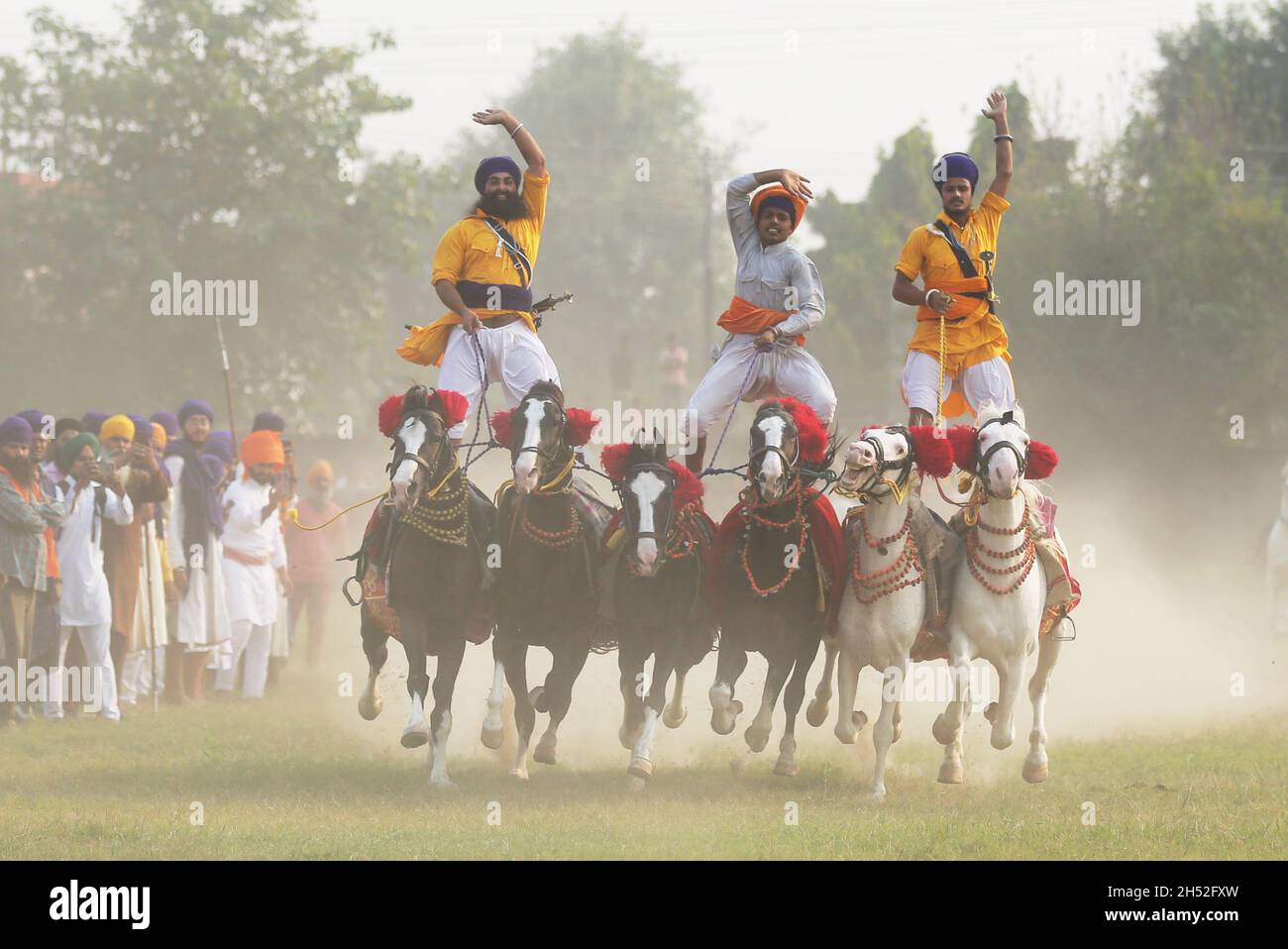 Amritsar, Amritsar des nördlichen indischen Bundesstaates Punjab. November 2021. Das am 5. November 2021 aufgenommene Foto zeigt Mitglieder des indischen Sikh 'Nihang', die ihre Reitkünste während der Mohalla-Prozession in Amritsar im nördlichen indischen Bundesstaat Punjab am 5. November 2021 vorführen. Quelle: Str/Xinhua/Alamy Live News Stockfoto