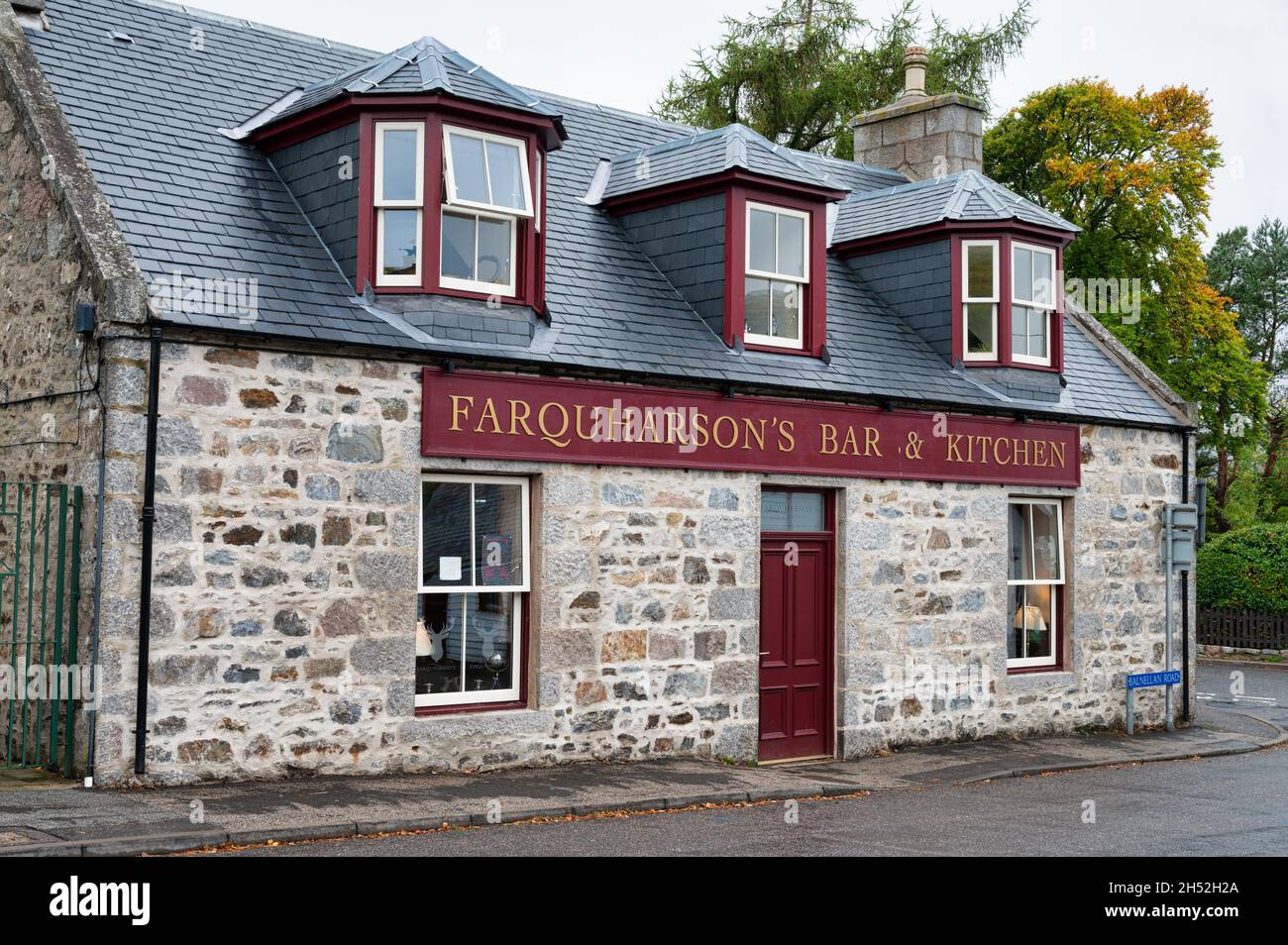 Braemar, Schottland - 17. Okt 2021: Farquharsons Bar & Kitchen in den Cairngorms of Scotland Stockfoto