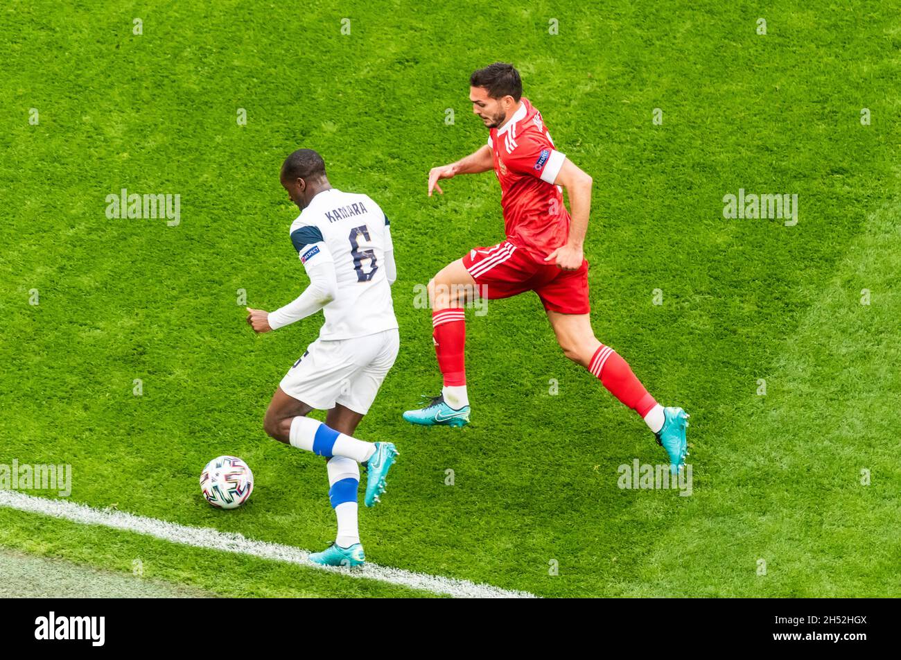 Sankt Petersburg, Russland – 16. Juni 2021. Der Mittelfeldspieler der russischen Fußballnationalmannschaft Magomed Ozdoyev gegen den finnischen Mittelfeldspieler Glen Kamara während DER EM Stockfoto