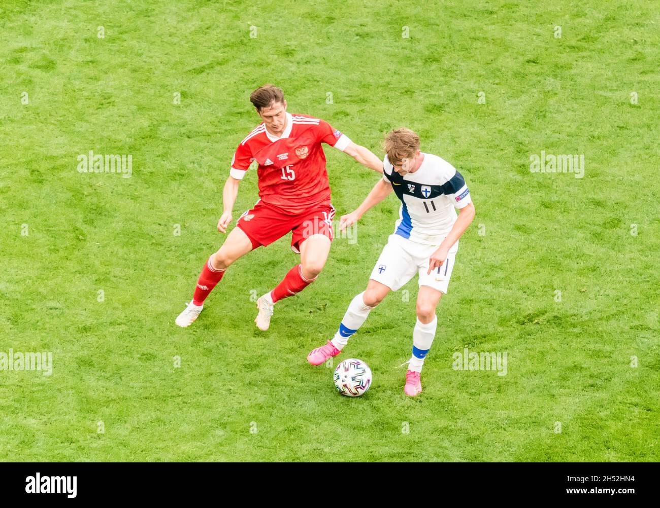 Sankt Petersburg, Russland – 16. Juni 2021. Der Stürmer der finnischen Fußballnationalmannschaft Rasmus Schuller gegen den russischen Stürmer Alexey Miranchuk bei DER EM 2 Stockfoto