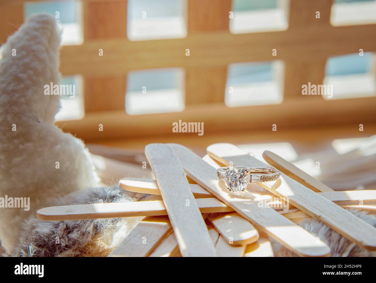 Nahaufnahme des eleganten Diamantrings auf grauem Schal-Hintergrund. Luxus Diamanten Schmuck Accessoire. „I Love You Darling“-Konzept. Stockfoto