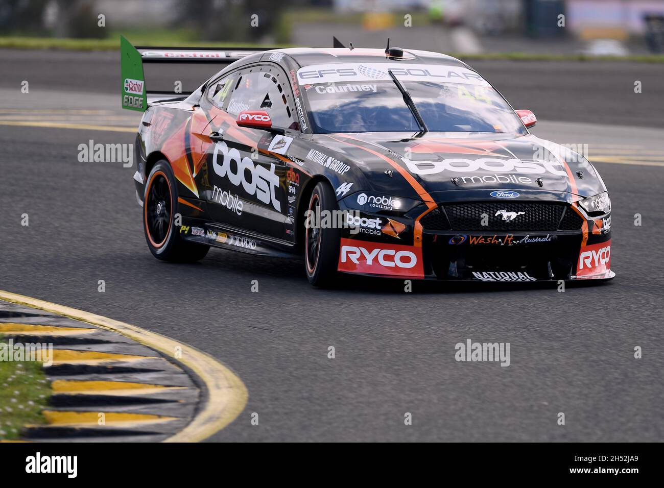 Sydney, Australien, 6. November 2021. James Courtney im Boost Mobile Racing Ford Mustang während der V8 Supercars Sydney SuperNight im Sydney Motorsport Park, am 06. November 2021 in Sydney, Australien. Quelle: Steven Markham/Speed Media/Alamy Live News Stockfoto