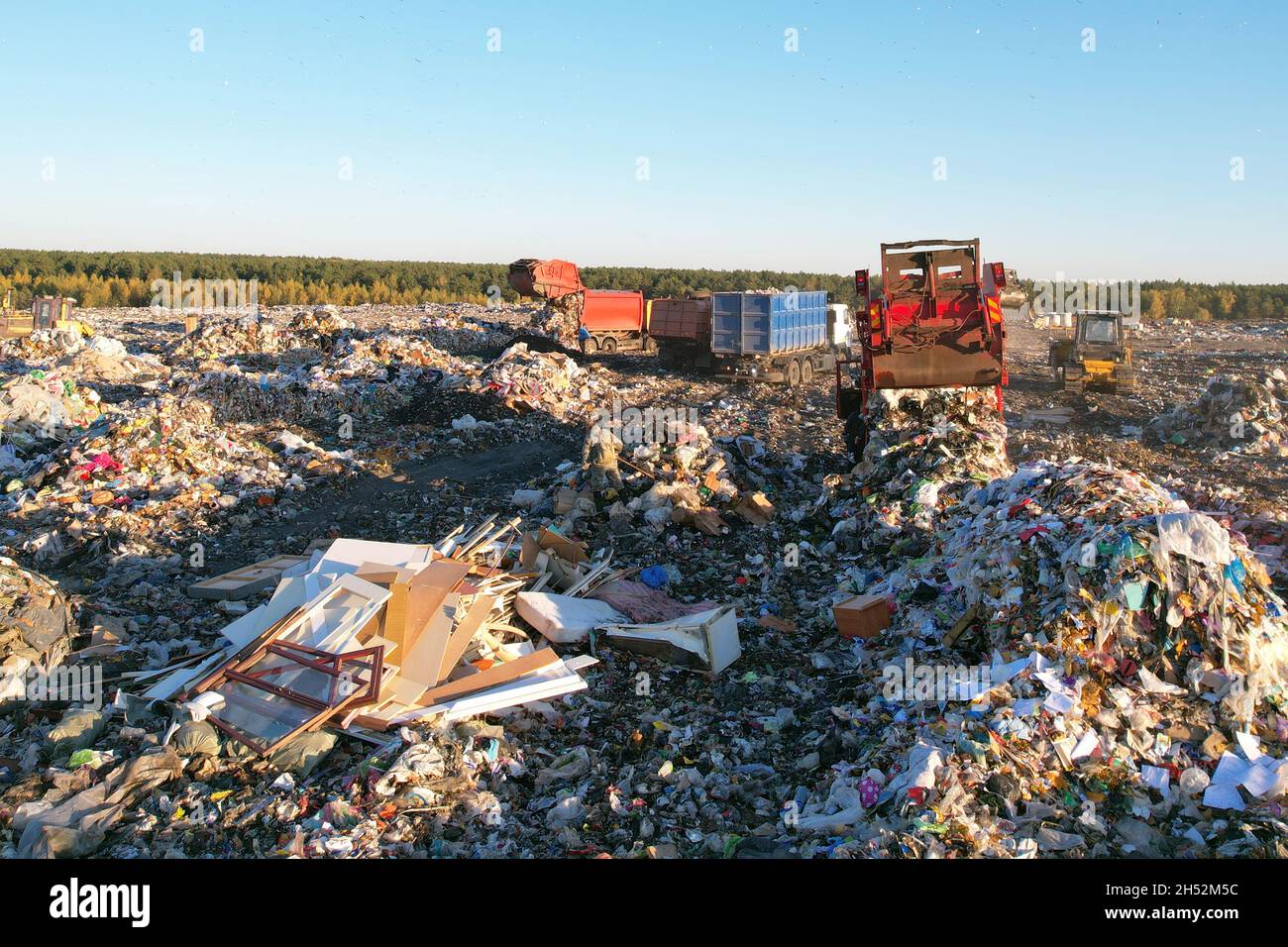 Entsorgung von Deponieabfllen. Mlldeponie mit Kunststoffabfllen und  Polyethylen. Mllwagen entldt Mll auf Deponien. Reduzierung der  Treibhausgasemissionen Stockfotografie - Alamy