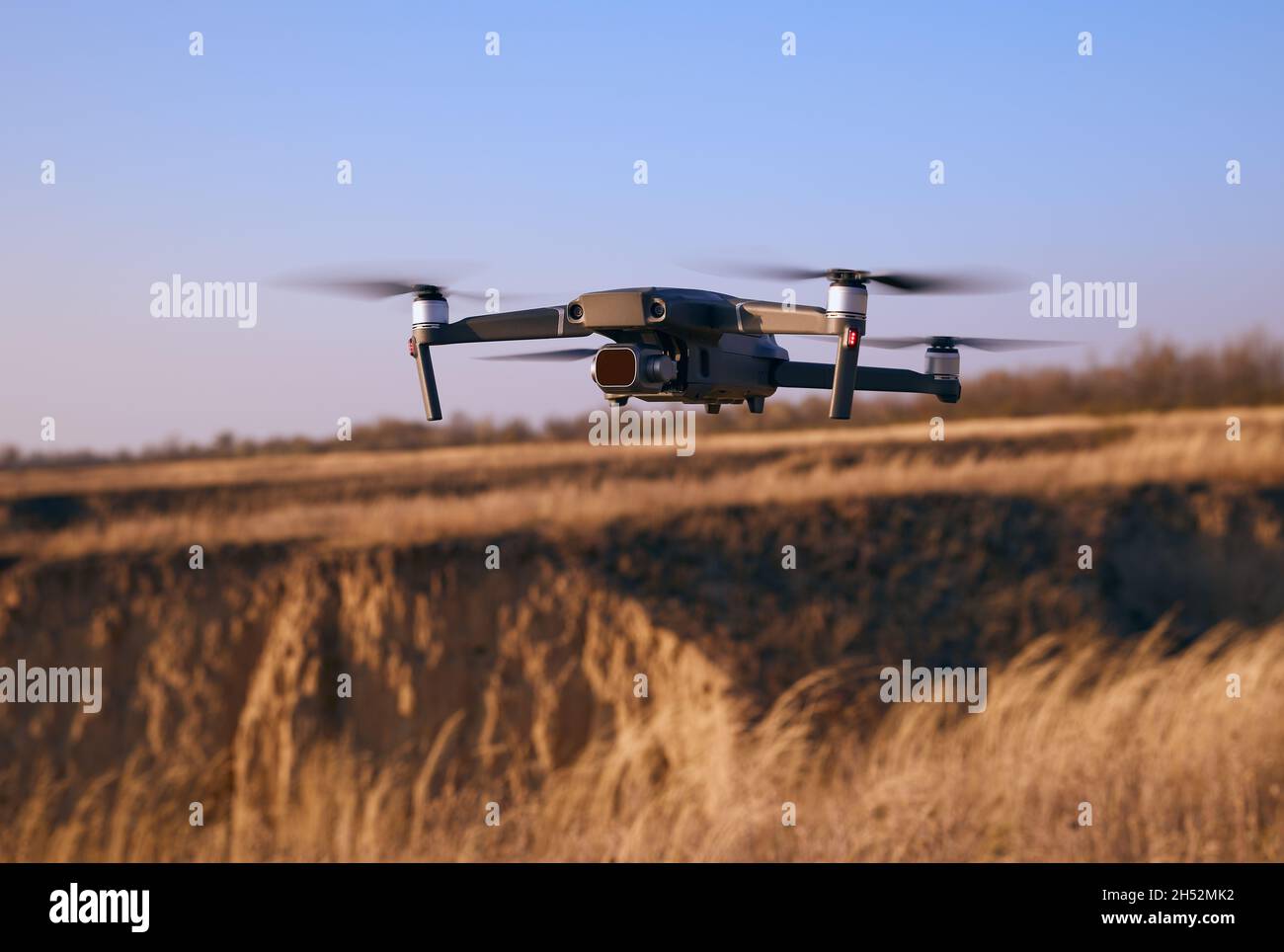 Foto einer fliegenden Drohne mit einer natürlichen Landschaft im Hintergrund Stockfoto