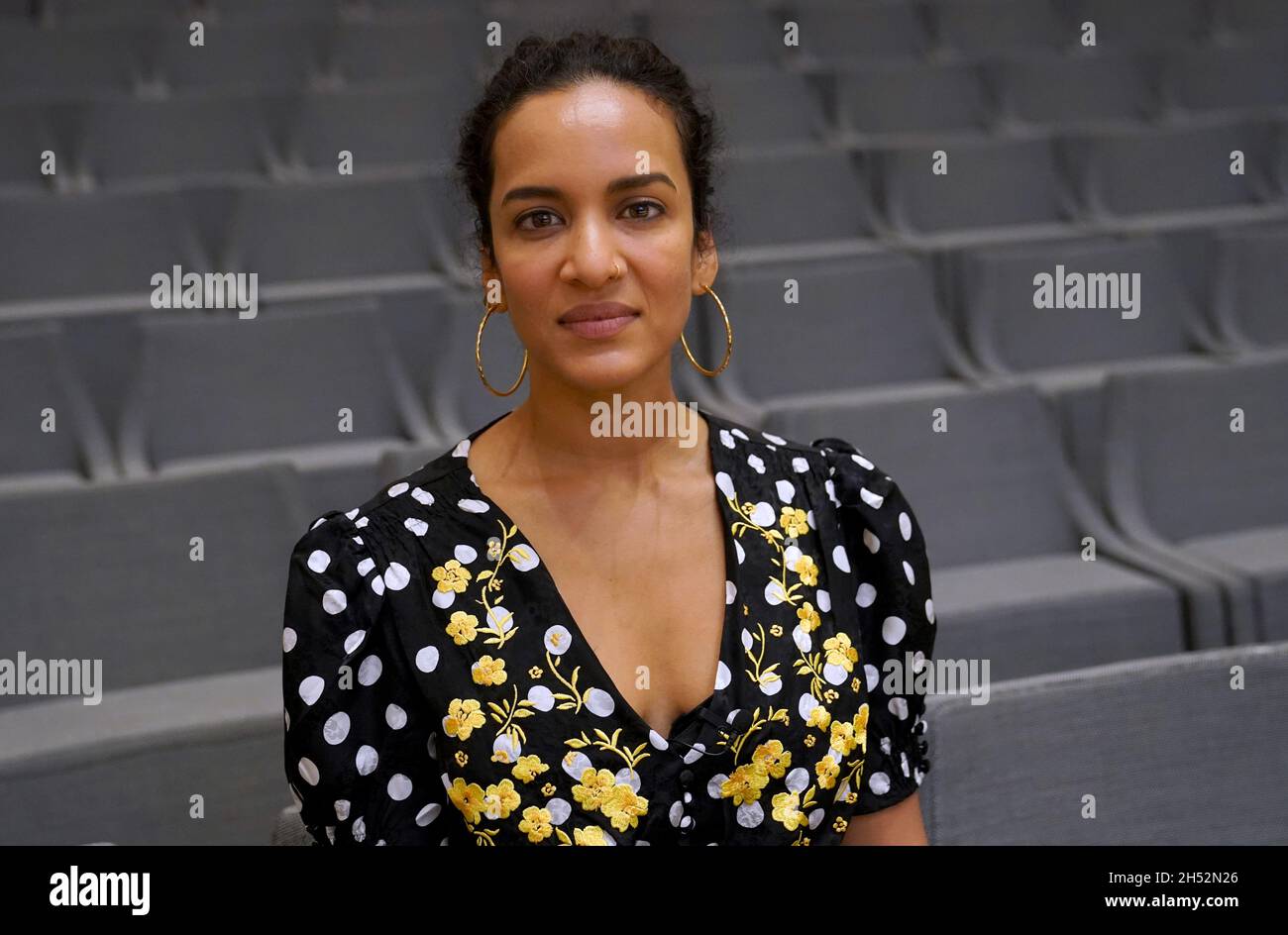 Hamburg, Deutschland. November 2021. Die britisch-indische Sitar-Virtuosin Anoushka Shankar sitzt in der Großen Halle der Elbphilharmonie. Kredit: Marcus Brandt/dpa/Alamy Live Nachrichten Stockfoto