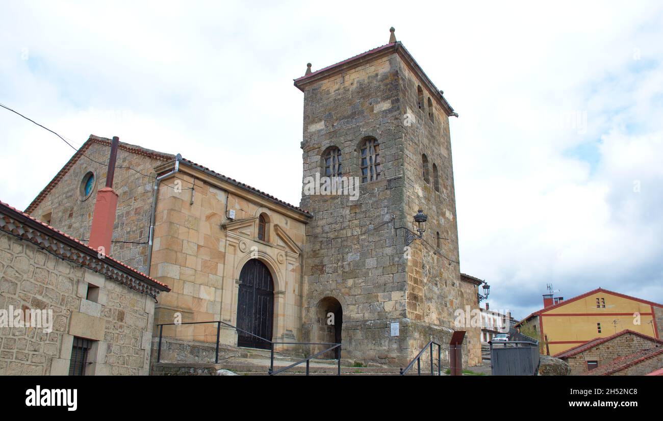 Kirche von San Adrian Martir im Dorf Regumiel de la Sierra, Provinz Burgos, Spanien. Erbaut im 16. Jahrhundert auf einer mozarabischen Nekropole. Stockfoto