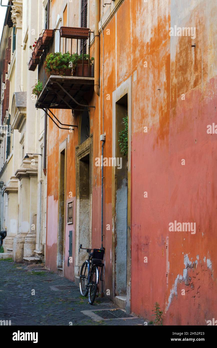 Straße des viertels trastevere in rom, farbenfrohe, enge und unkonventionelle Gasse Stockfoto