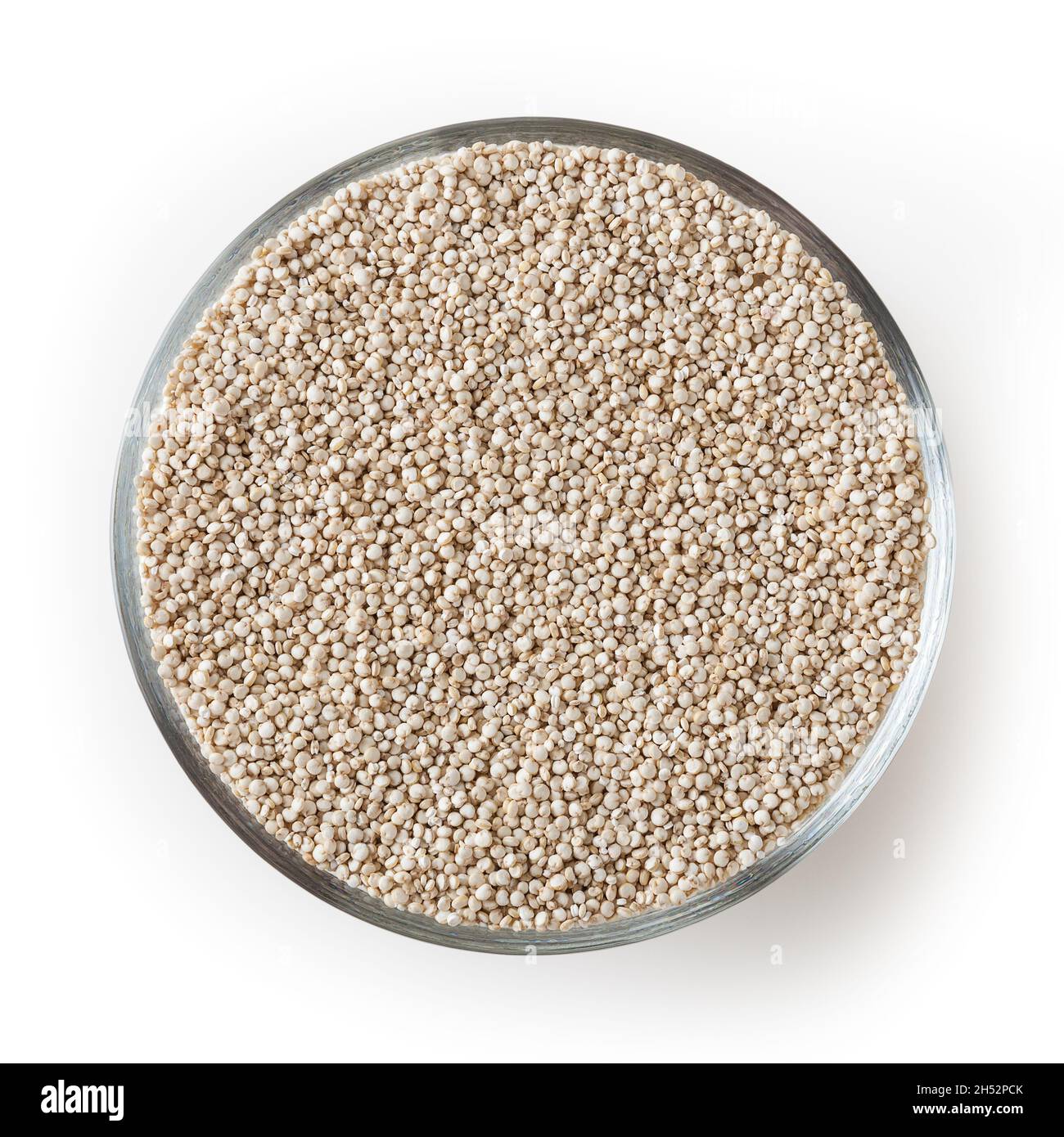 Getrocknete weiße Quinoa-Samen in Glasschale isoliert auf weißem Grund mit Schneideweg Stockfoto
