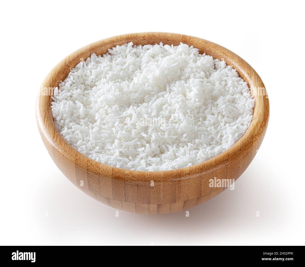 Kokosflocken in Holzschüssel isoliert auf weißem Hintergrund mit Clipping-Pfad Stockfoto