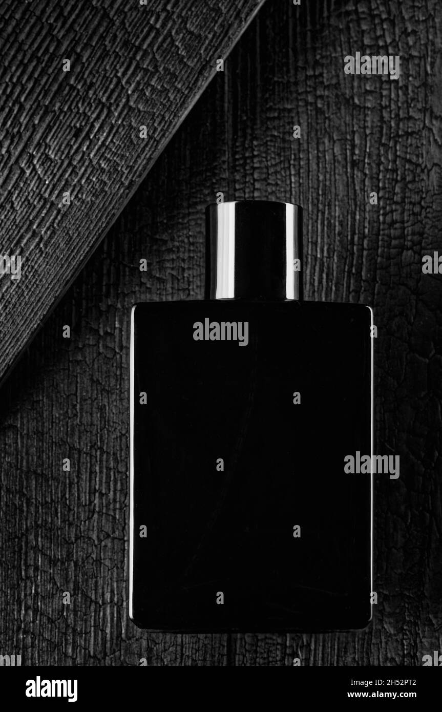 Parfum schwarze flasche -Fotos und -Bildmaterial in hoher Auflösung – Alamy