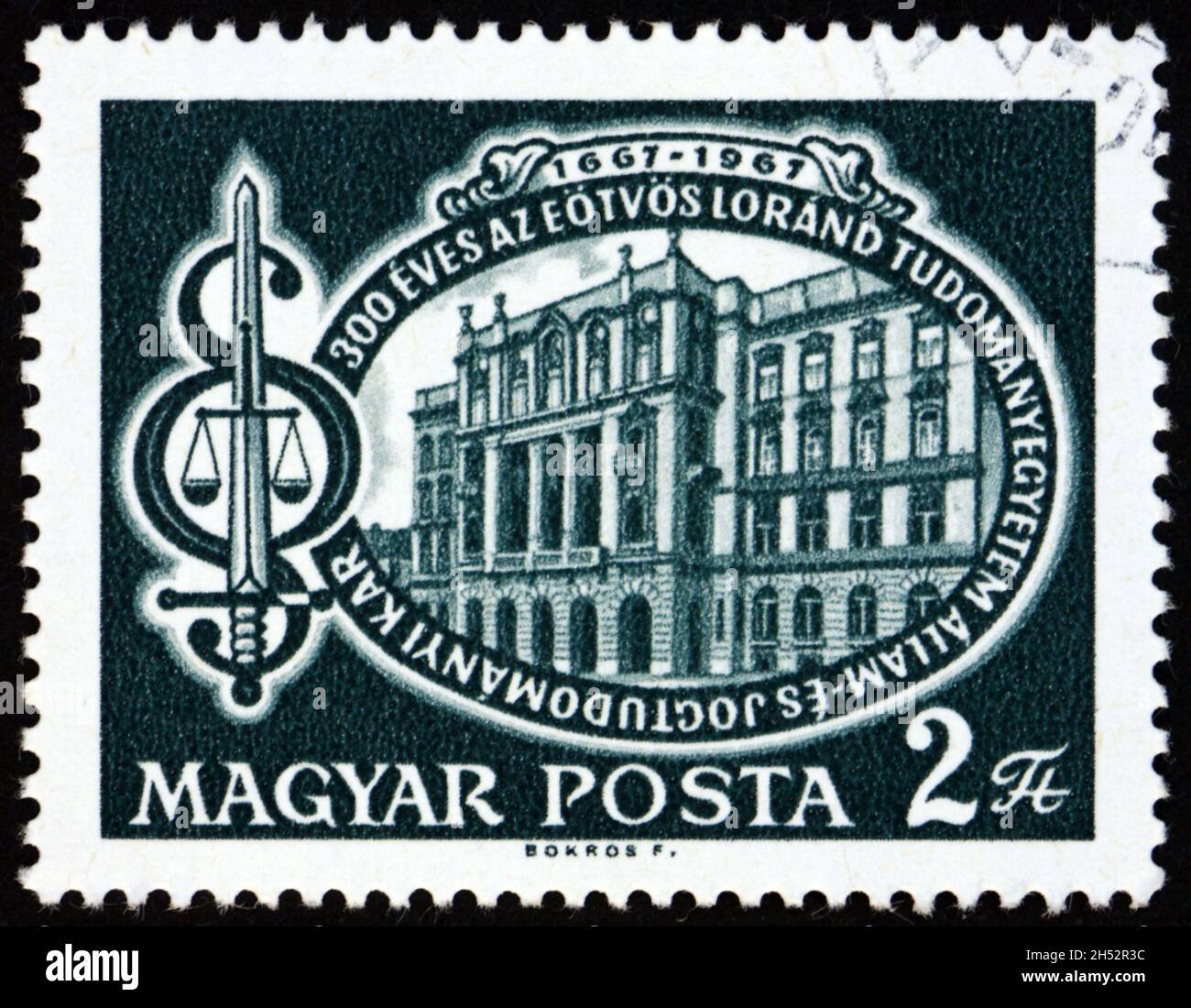 UNGARN - UM 1967: Eine in Ungarn gedruckte Briefmarke zeigt die Universität Eotvos Lorand und Symbole für Recht und Gerechtigkeit, 300 Jahre Universität, Stockfoto