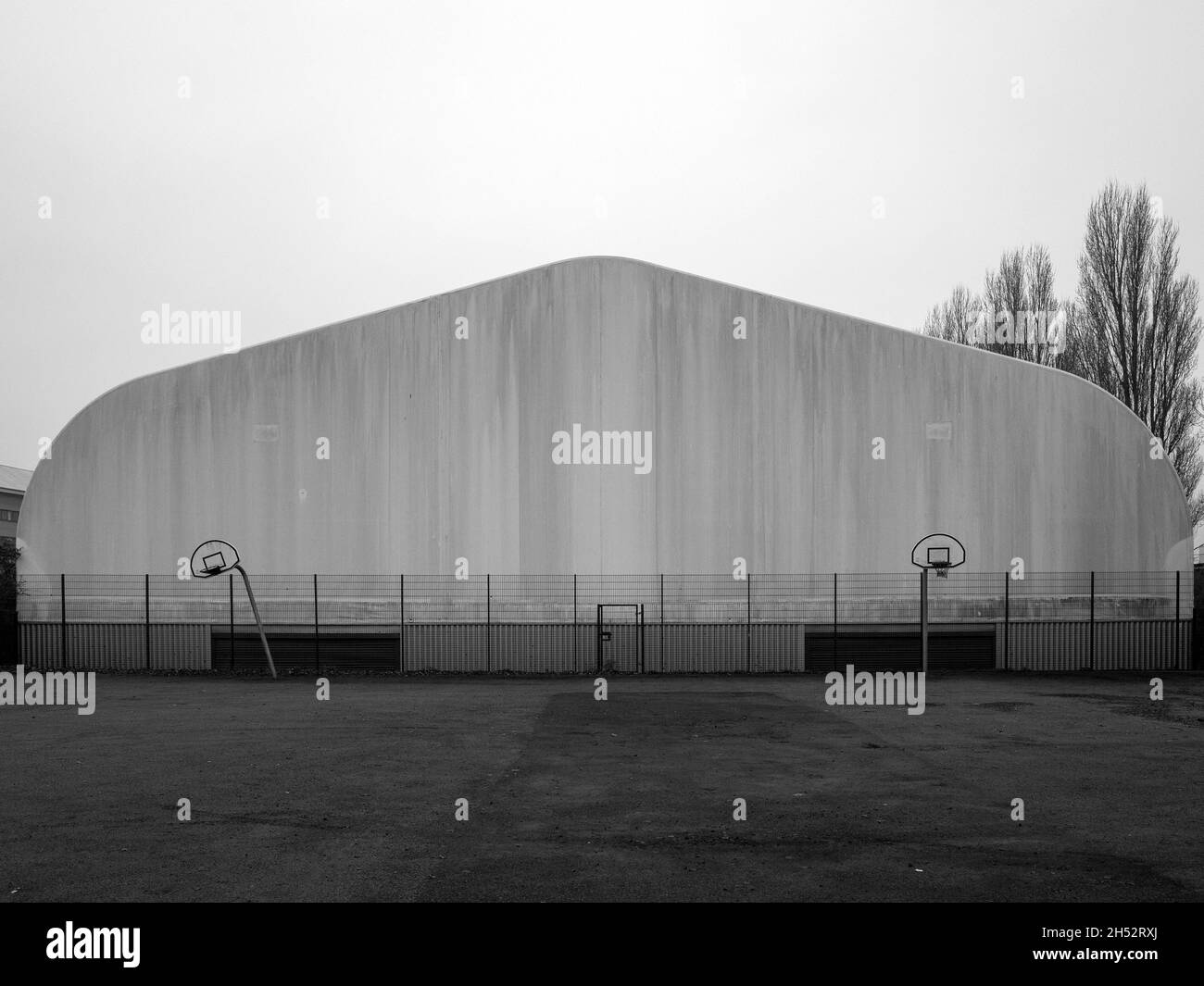 Leerer Basketballplatz Leyton, East London Stockfoto