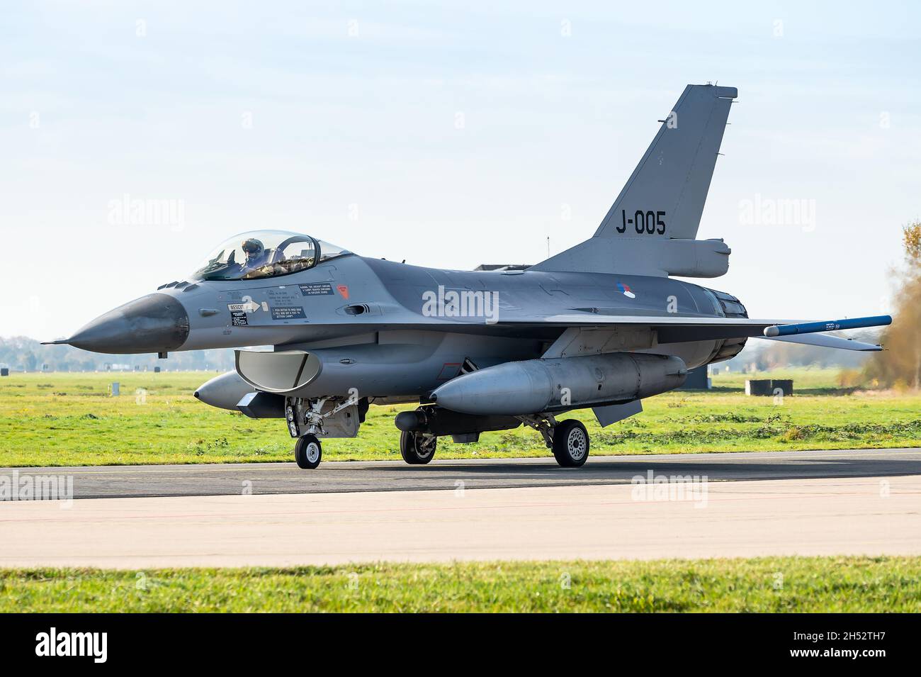 Ein F-16 Fighting Falcon Kampfjet der Royal Netherlands Air Force ist bereit für den Start von der Volkel Air Base. Stockfoto