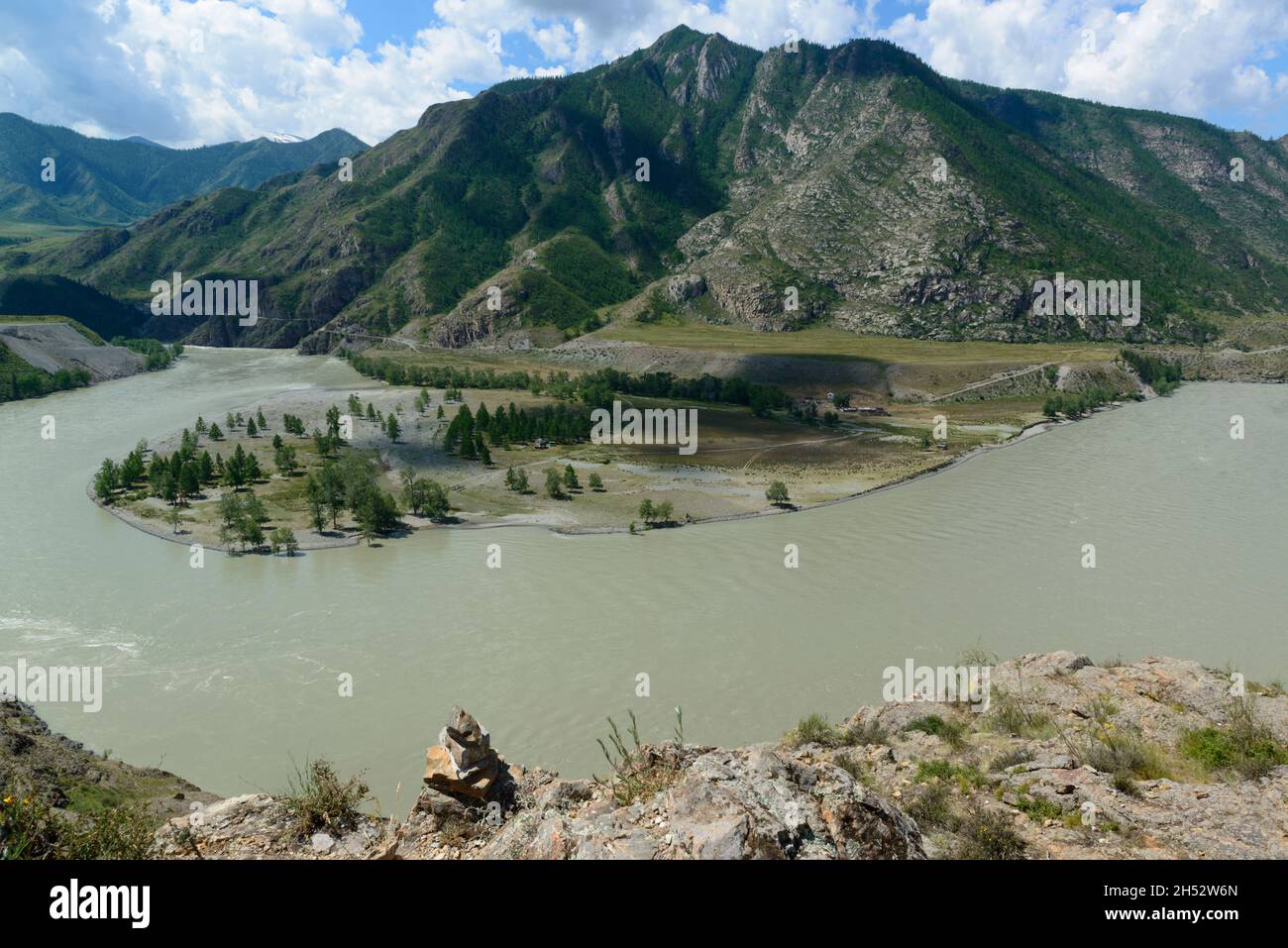 Entlang des Chuysky Trakt: Scharfe Biegung des Katun Flusses am Zusammenfluss mit dem Chuya Fluss, Altai Republik, Russland. Stockfoto