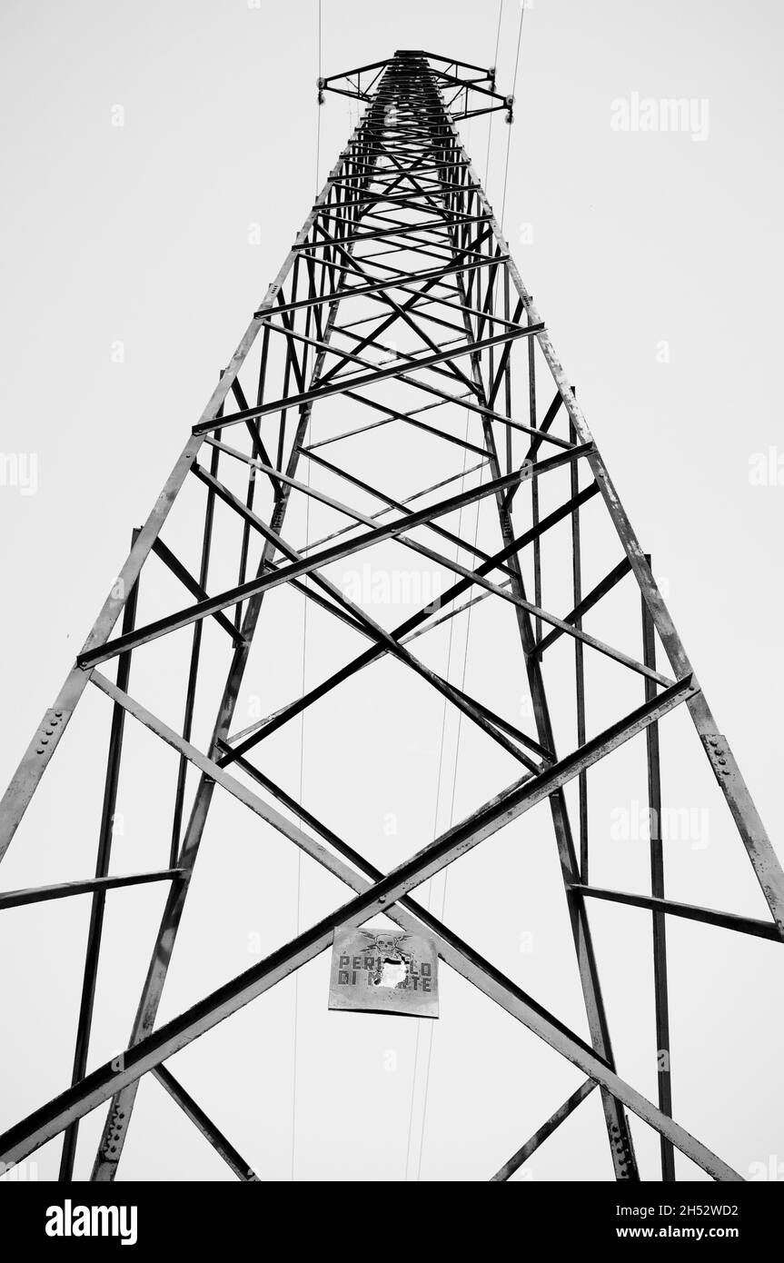 Alter Hochspannungsmast Stockfoto