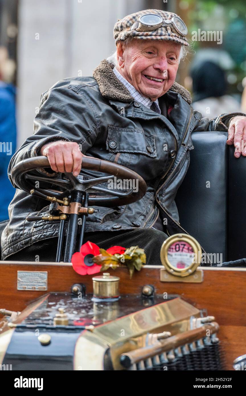 London, Großbritannien. November 2021. 086 1902 Renault, mit Besitzer Cliff Jowsey - Alte Fahrzeuge versammeln sich zur Regent Street Motor Show vor dem RM Sotheby's London to Brighton Veteran Car Run. Kredit: Guy Bell/Alamy Live Nachrichten Stockfoto