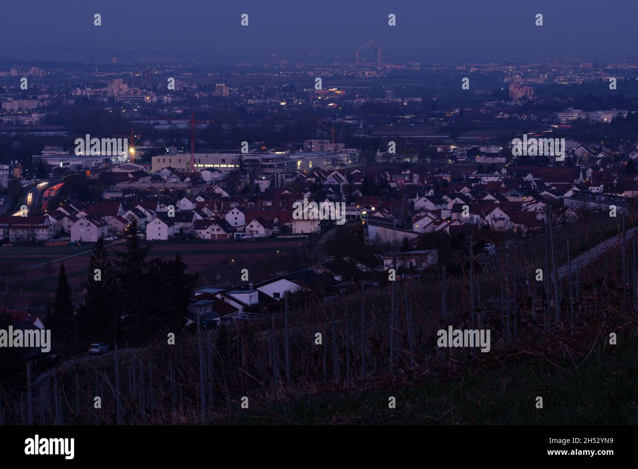 Luftaufnahme der Gemeinde Ramsthal bei Nacht in Deutschland Stockfoto