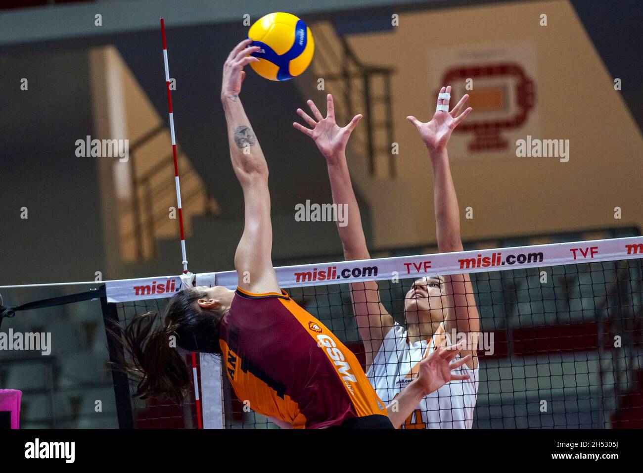 Istanbul, Türkei. November 2021. Misli.com trafen sich die Volleyballteams der Sultans League, Galatasaray HDI und Karayollari Women im Sportpalast Istanbul-Burhan Felek. Quelle: Ihsan Sercan ozkurnazli/Alamy Live News Stockfoto