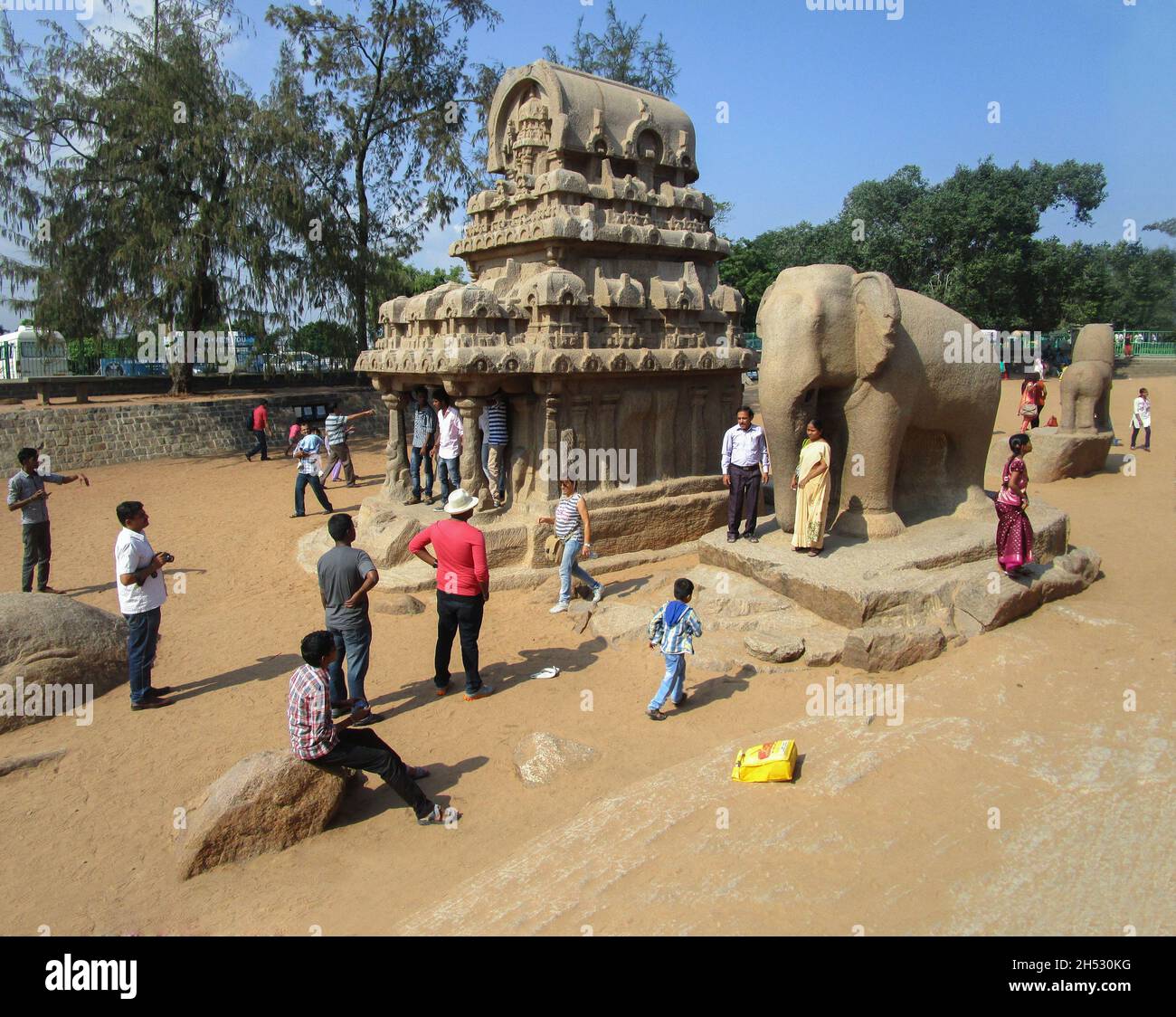 Mamallapuram, Indien - Januar 2015: Die archäologische Stätte von Mamallapuram ist berühmt für die in den Stein gemeißelten Tempel. Die Fünf Rathas. Stockfoto