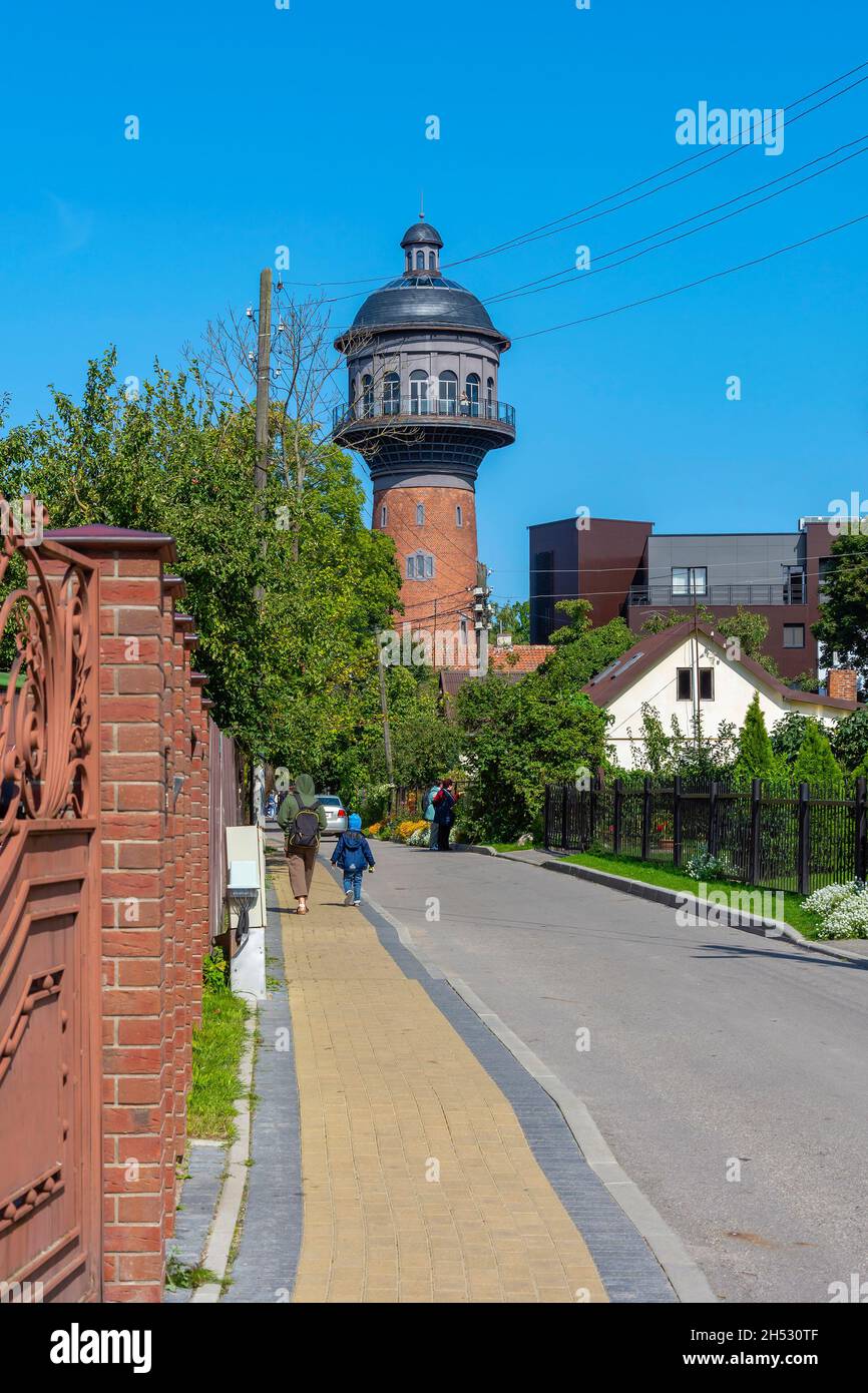 Aussichtsplattform im historischen Gebäude des Wasserturms in der Kurstadt Zelenogradsk, Region Königsberg Stockfoto