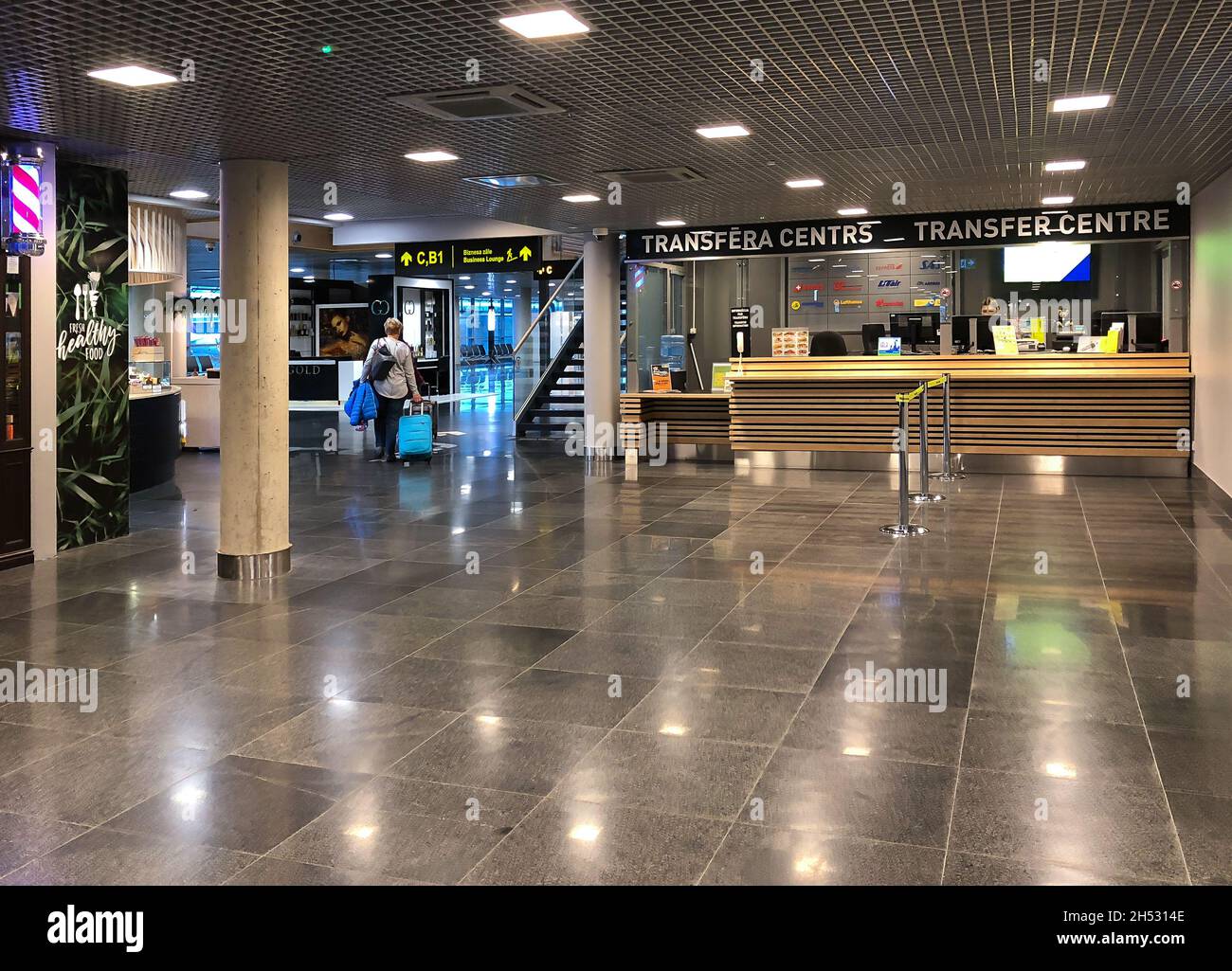 Riga, Lettland - 28. Oktober 2018: Innenräume des Riga International Airport, Lettland Stockfoto
