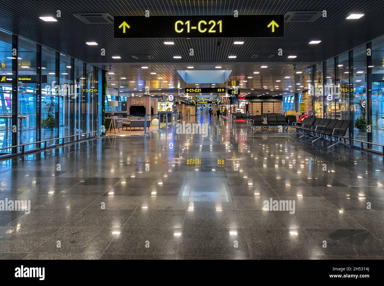 Riga, Lettland - 28. Oktober 2018: Innenräume des Riga International Airport, Lettland Stockfoto