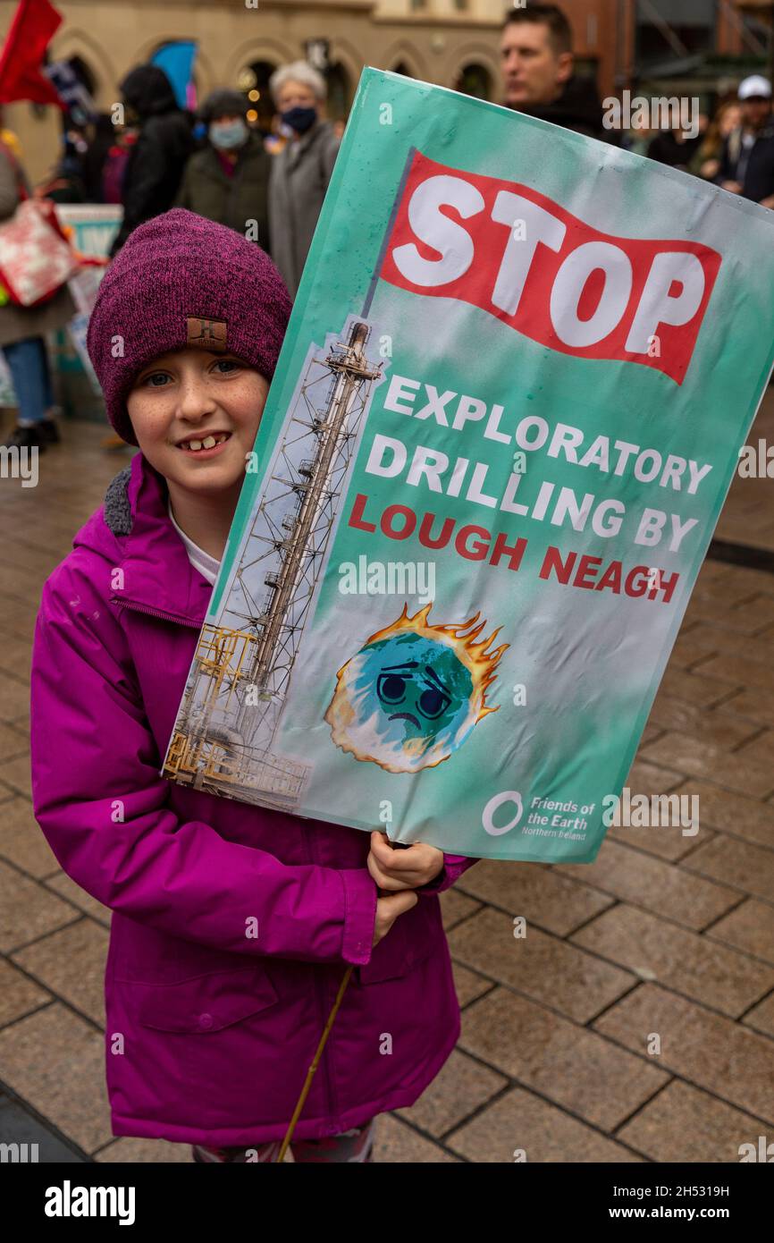 Belfast, Großbritannien. November 2021. COP26: 6. November 2021. Hundert Gatherred und marschieren am Global Day for Climate Action vom Maismarkt zum Rathaus, Quelle: Bonzo/Alamy Live News Stockfoto