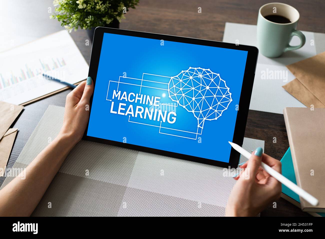 Maschinelles Lernen, künstliche Intelligenz und intelligentes Technologiekonzept auf dem Bildschirm des Geräts. Stockfoto