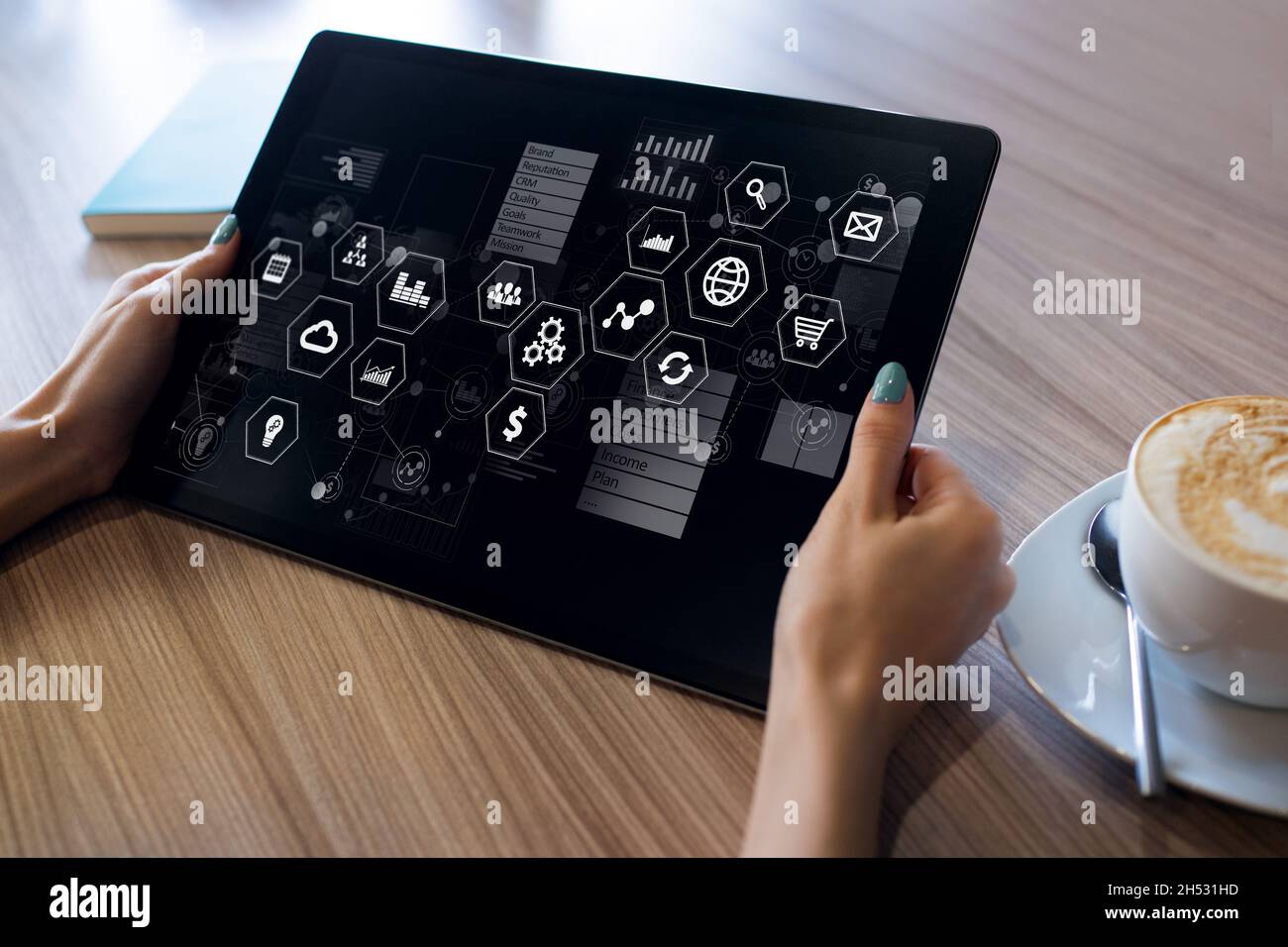 Geschäfts- und Technologiekonzept. Virtuelles Bedienfeld auf dem Gerätebildschirm. Stockfoto
