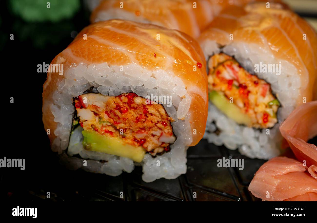 Nahaufnahme von leckeren Sushi-Brötchen Stockfoto