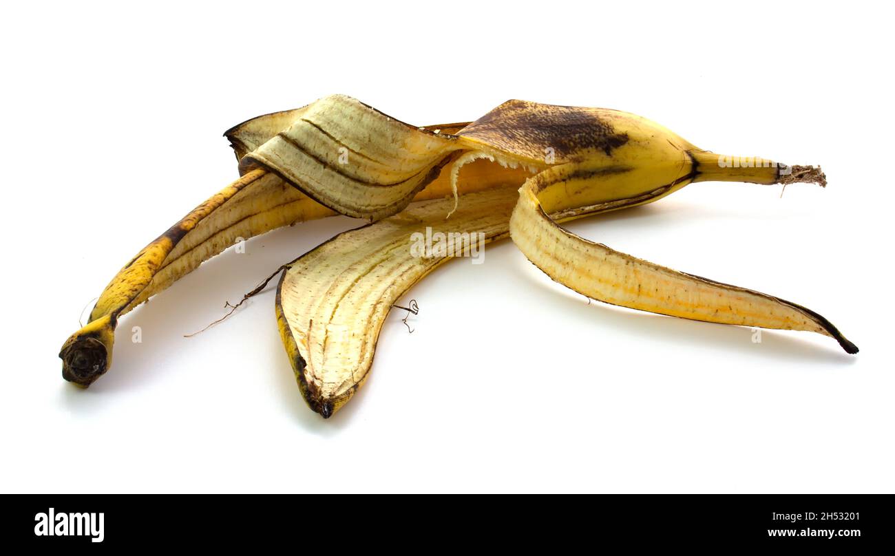 Bananenschale auf weißem Hintergrund. Isolierte Lebensmittelabfälle Stockfoto