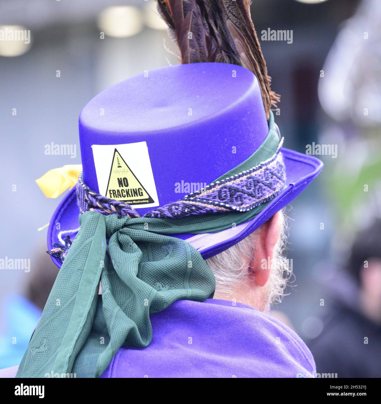 Manchester, Großbritannien, 6. November 2021. Ein Protestler der Morris-Tänzerin trägt ein „kein Fracking“-Bild in seinem Hut. Demonstranten beim Manchester Trade Union & Workers Bloc am COP26 Global Day of Action Demonstration for Climate Justice, Stadtzentrum Manchester, England, Vereinigtes Königreich. Quelle: Terry Waller/Alamy Live News Stockfoto