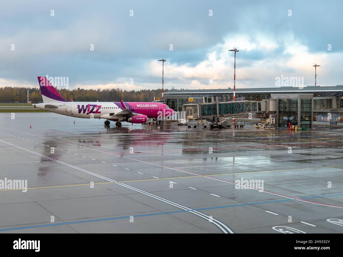 Riga, Lettland - 28. Oktober 2018: Wizz Air-Flugzeuge bereiten sich auf den Abflug am internationalen Flughafen Riga vor. Stockfoto