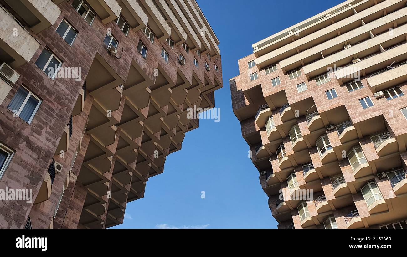 Interessantes Design, geometrische Architektur, Form gemusterten modernen Wohngebäuden auf blauem Himmel Hintergrund Stockfoto