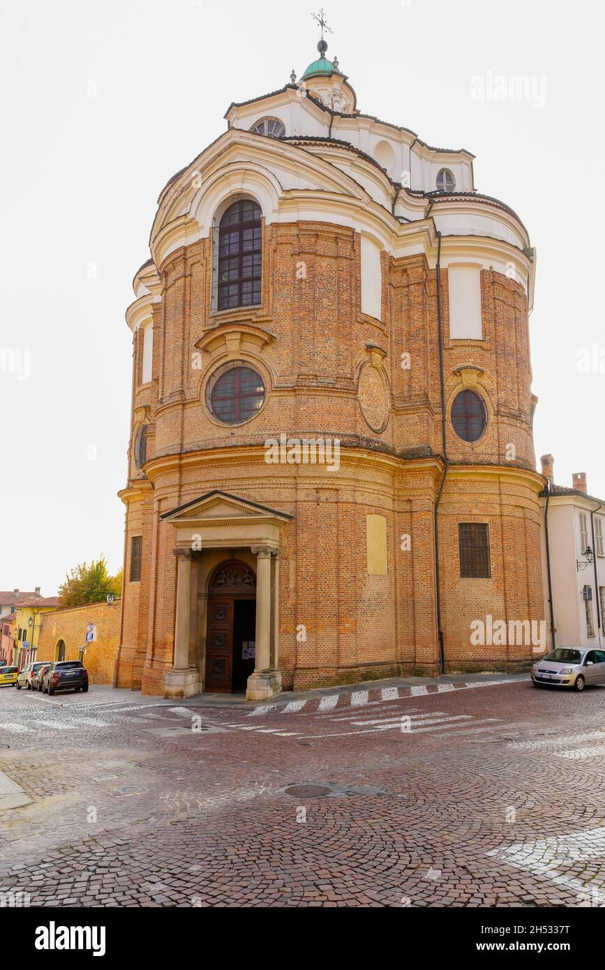 Santa Chiara, römisch-katholische Kirche in der Via Barbacana, Altstadt von Bra, Provinz Cuneo, Region Piemont, Norditalien. Die kleine Kuppelkuppel chu Stockfoto