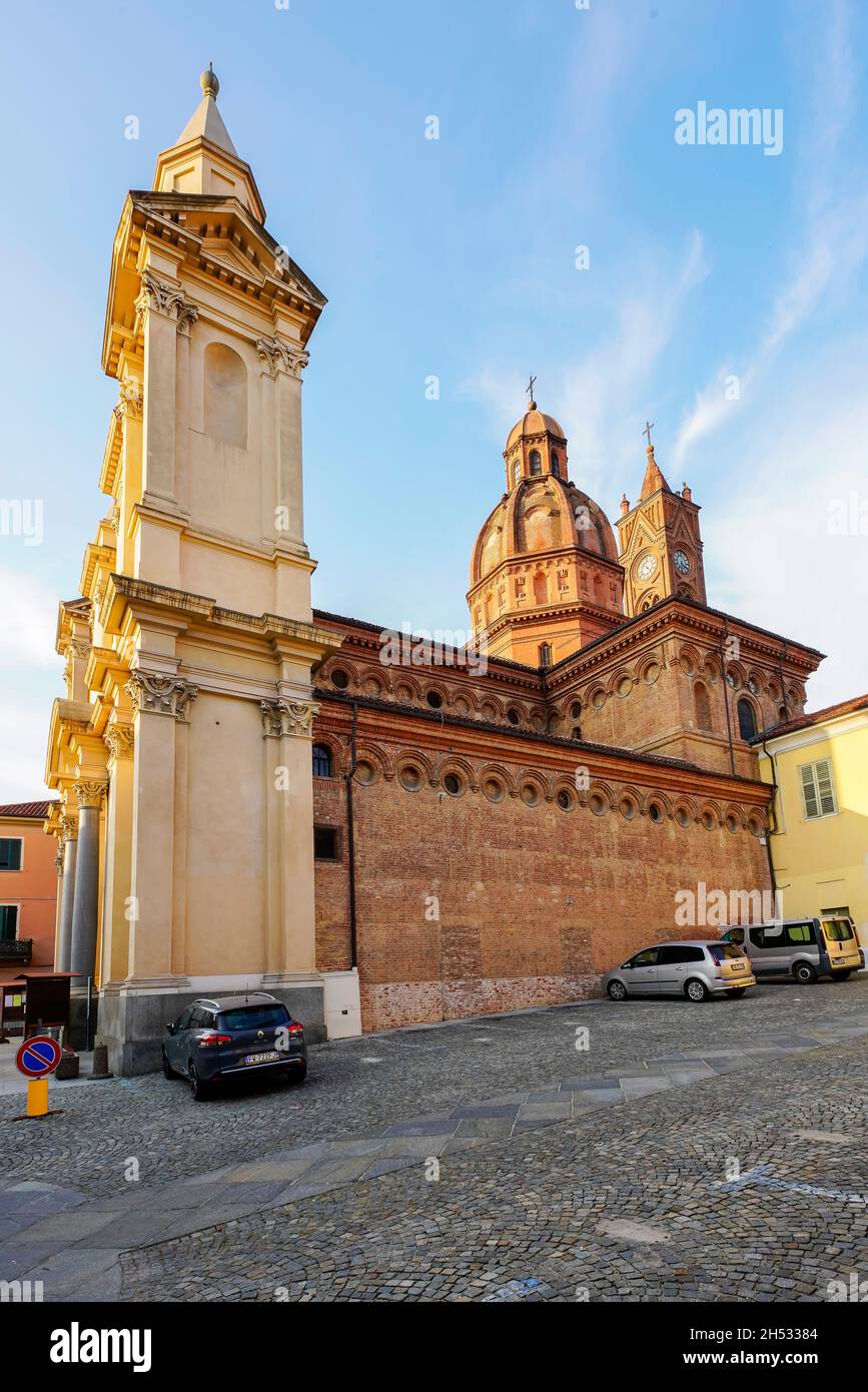 Sehen Sie sich die Pfarrkirche des heiligen Johannes des Täufers in der Altstadt von Bra, Provinz Cuneo, Region Piemont, Norditalien an. Stockfoto