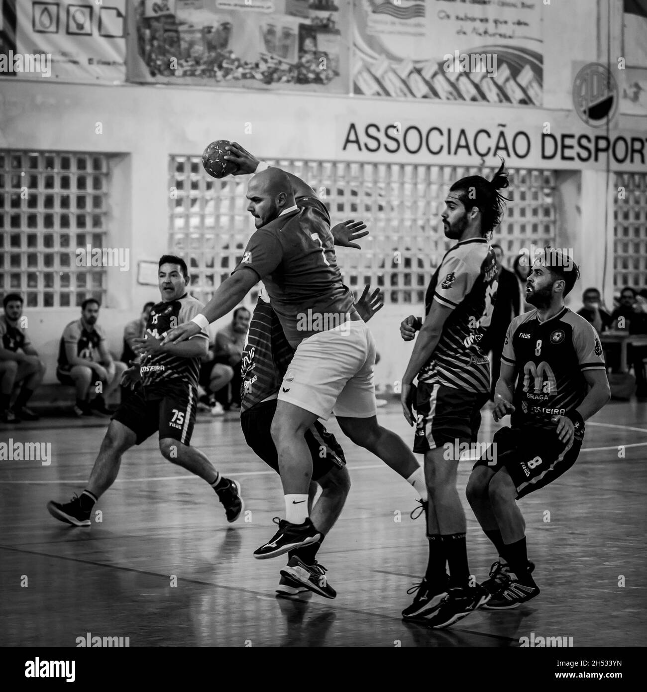 Viana do Castelo, Portugal - 30. Oktober 2021: A.D. Afifense Spieler in Aktion gegen Manabola, Spiel zählt für die 3. Nationale Handball-Division. Stockfoto