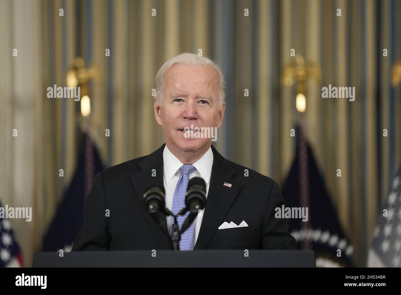 Der US-Präsident Joe Biden macht nach der Verabschiedung von H R 3684 durch das US-Repräsentantenhaus, dem überparteilichen Infrastrukturgesetz und der Regel, die die Verabschiedung von H Res 774, dem Build Back Better Act im State Dining Room des Weißen Hauses in Washington, ermöglichen wird, DC am Samstag, 6. November 2021. Bild: Chris Kleponis / Pool/Sipa USA Stockfoto