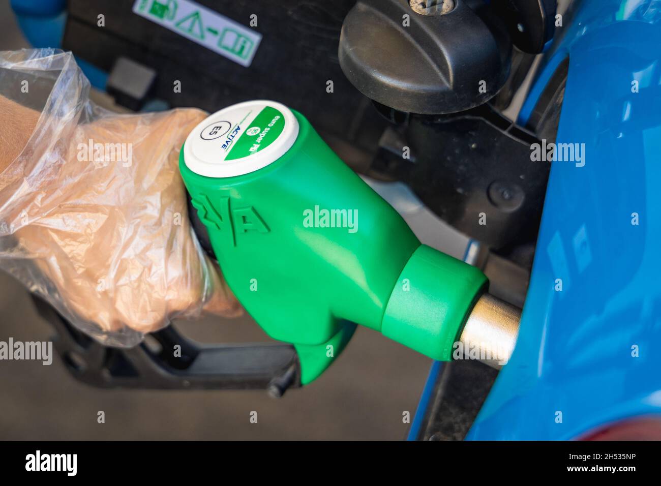 Eine Frau, die an einer BP-Tankstelle in Polen ein Auto betankt Stockfoto