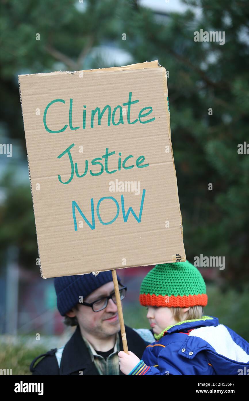Protest gegen den Klimawandel, Birmingham, Großbritannien. November 2021. Hunderte von Protestierenden versammelten sich im Stadtzentrum von Birmingham, um ihrer Frustration über den Mangel an echten Fortschritten bei den Gesprächen auf der COP26 Luft zu machen. Kredit: Peter Lopeman/Alamy Live Nachrichten Stockfoto